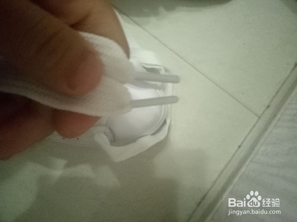 小白鞋鞋带的系法