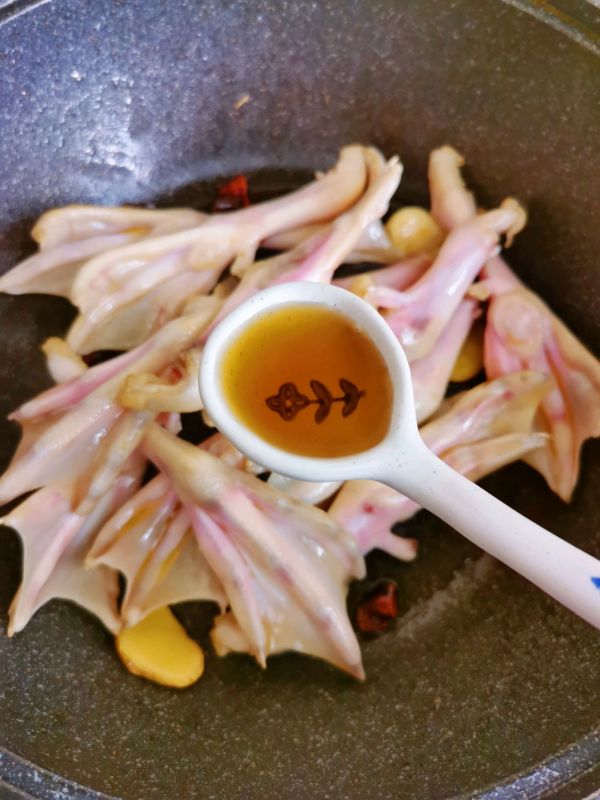 家常酱香鸭掌煲