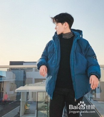 男生面包服搭什么裤子