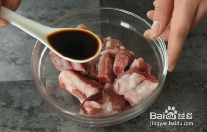 如何自制美味的芝麻排骨