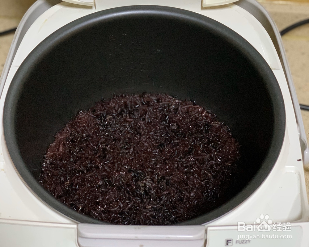 吃光光的紫米肉松小贝