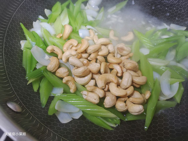 西芹腰果炒百合
