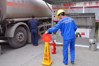 为什么加油站卸油时不能加油