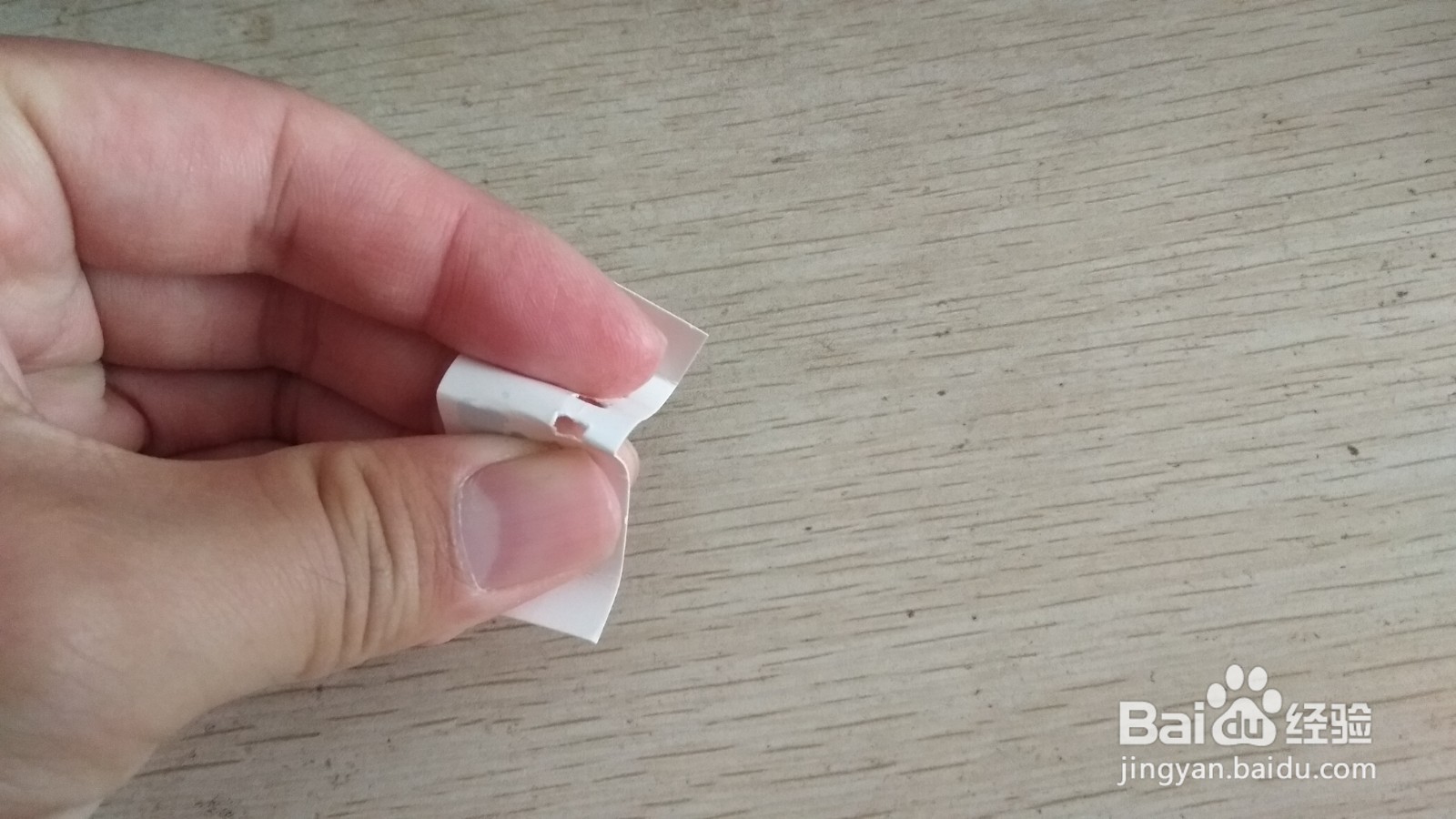 如何用带孔硬卡纸和中性笔芯做简易的中性笔支架
