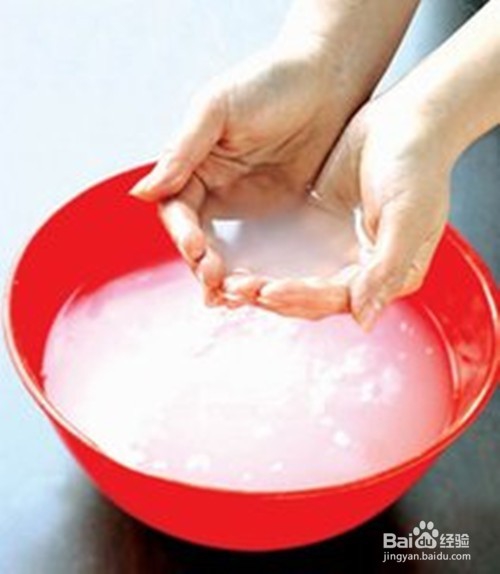 鞋子掉色染脚上洗不掉怎么办