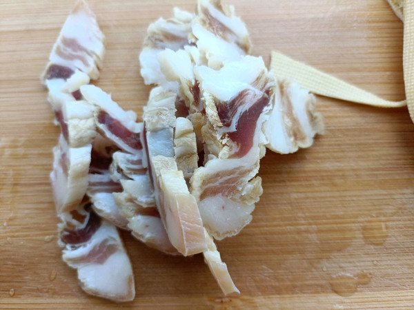 腊肉芹菜炒豆皮丝