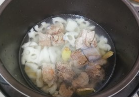 陈情令师姐的莲藕排骨汤（极简做法）的做法