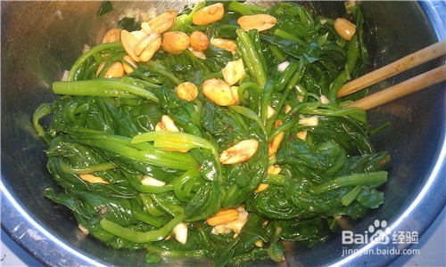 如何做出美味的香酥花生米拌菠菜