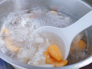 枇杷雪梨百合银耳汤