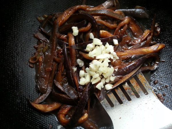 豆酱茄子条拌刀削面