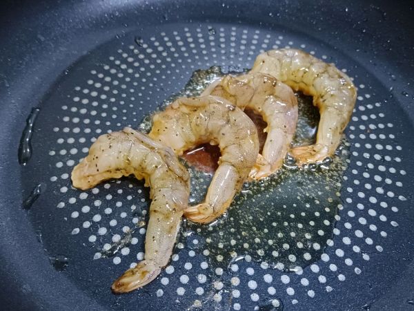 黑椒虾仁意面沙拉