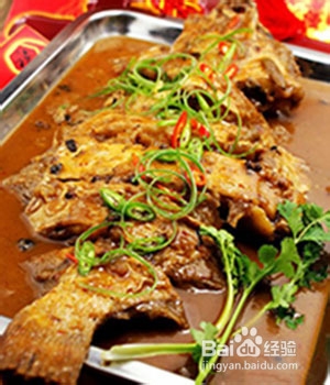 华一伟业教大家做蒜蓉辣酱烧偏口鱼