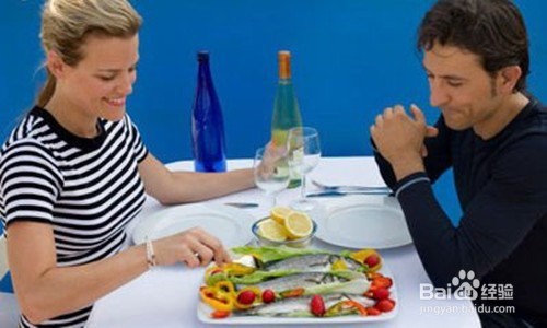 吃西餐饮酒应搭配食用什么食物最好?