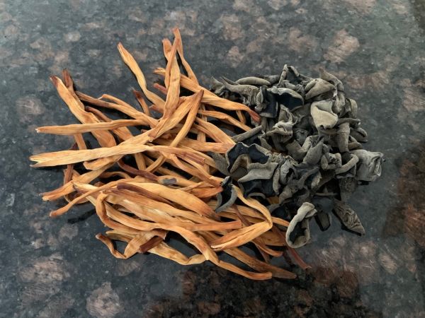 黄花菜木耳小炒肉