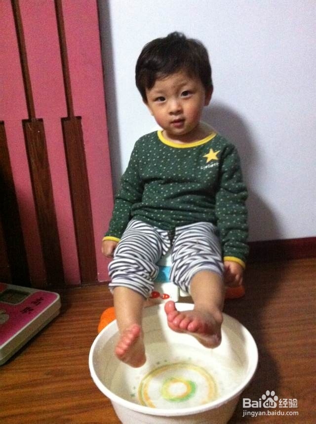 怎样给发烧的孩子科学降温？