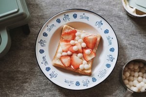 草莓汤圆乳酪热烤三明治