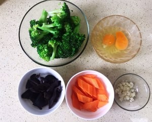怎么样做出美味的西兰花木耳炒鸡蛋