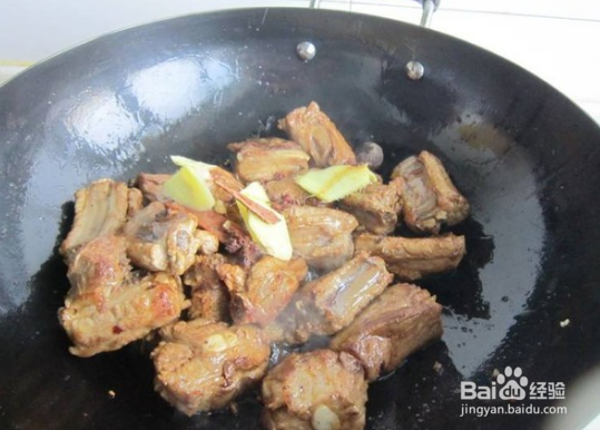 腐乳烧排骨的做法