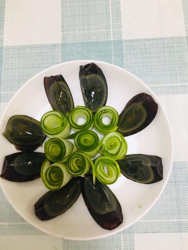 凉拌皮蛋黄瓜卷