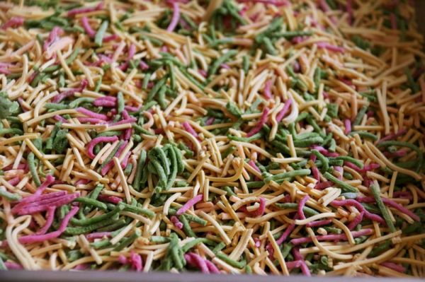 宝宝辅食:手工蝴蝶面、卡通面、碎面条