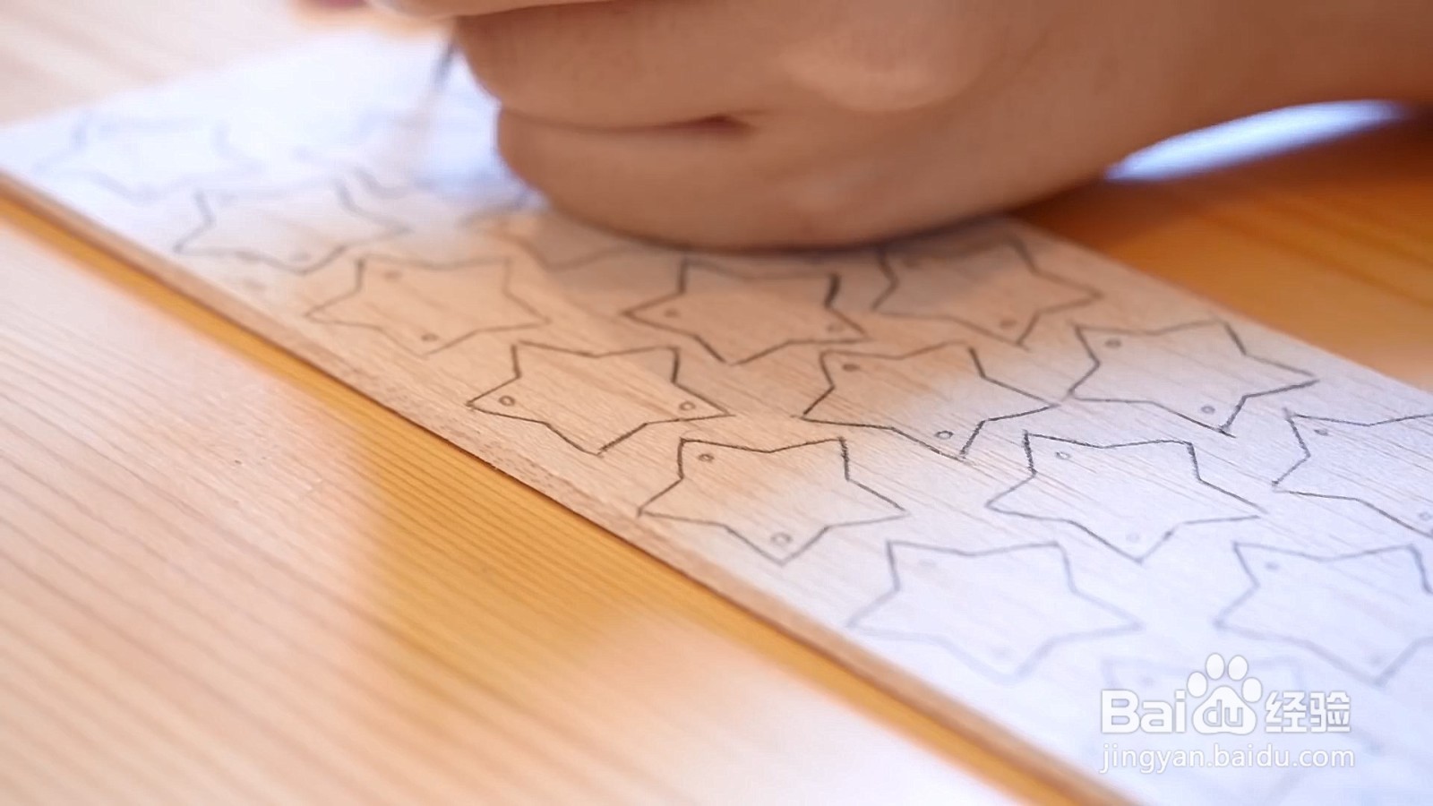 在墙上做一些五星装饰，客人都离不开眼球！