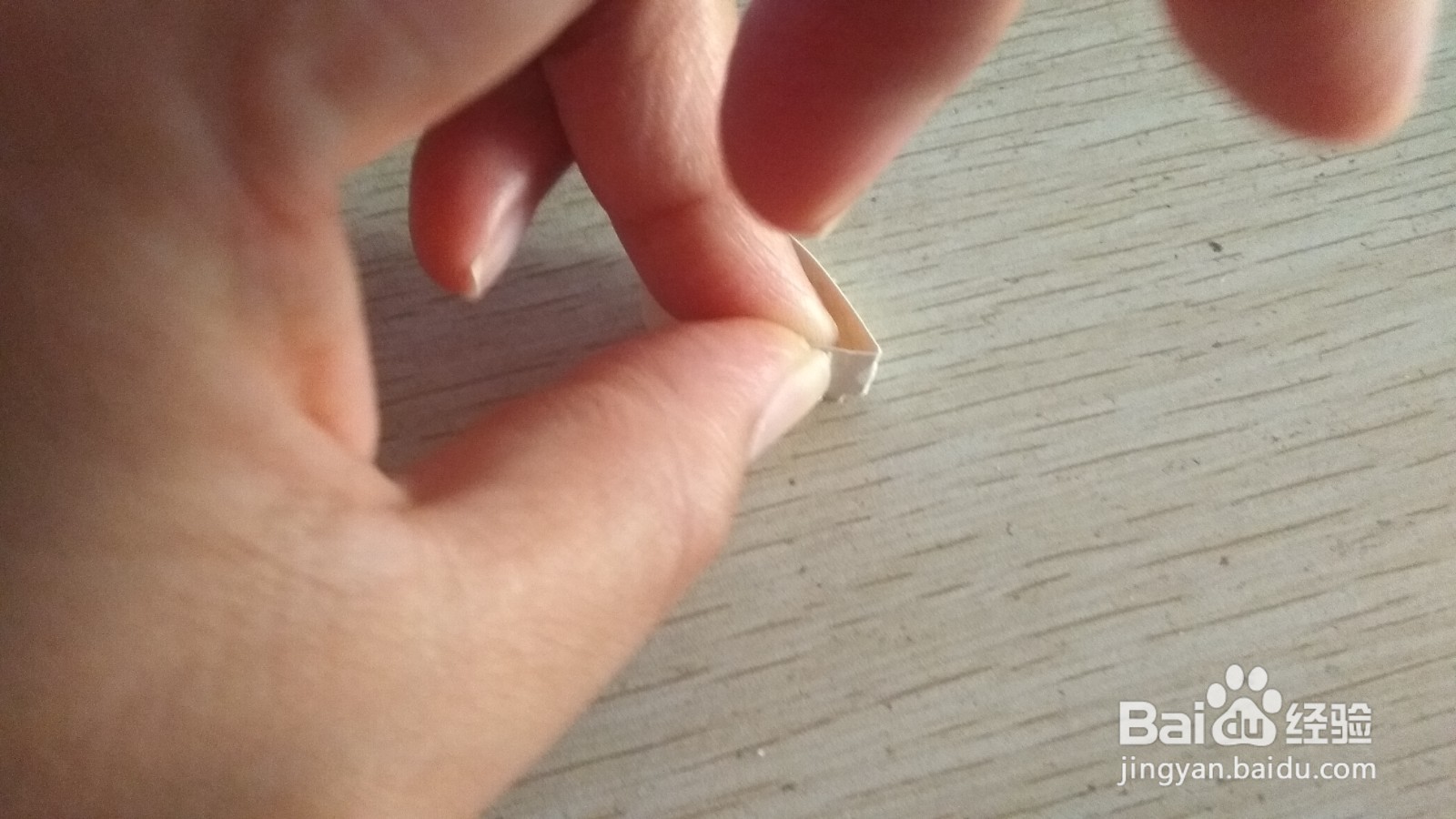 如何用细长的素描画纸做半圆形简易的钢笔的支架