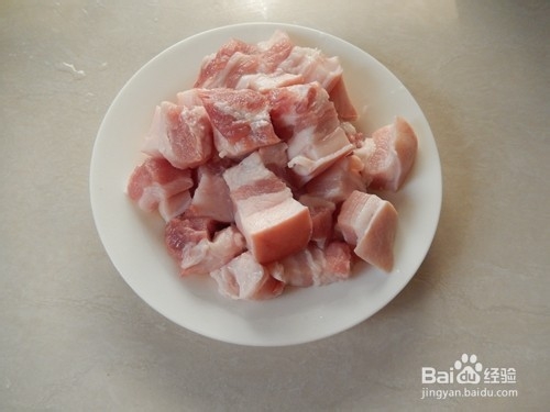 如何做酱香浓郁的芋头红烧肉