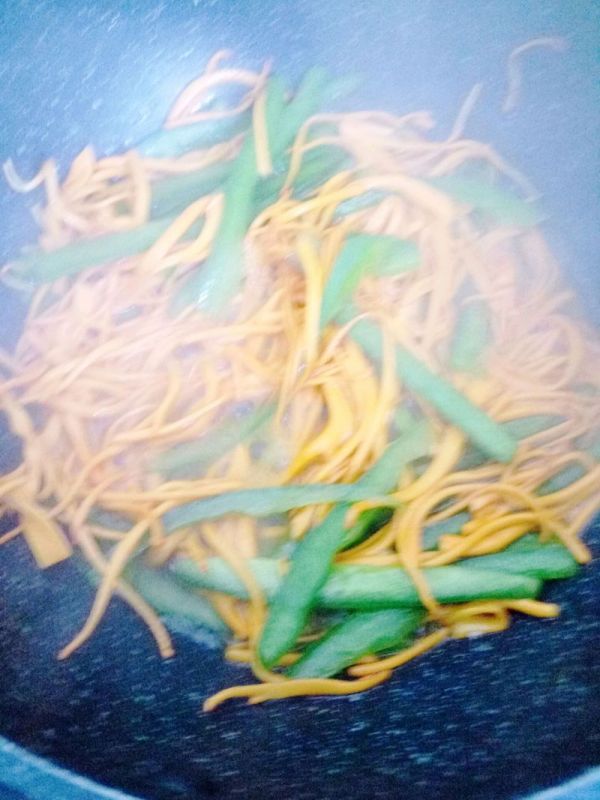 青椒虫草花炒鸡蛋干