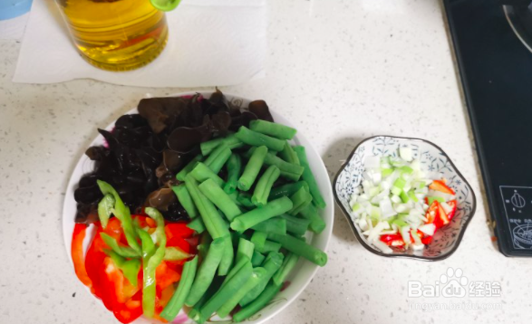 青椒豆角炒木耳的做法