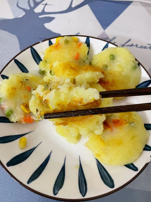 胡萝卜玉米青豆粒土豆饼