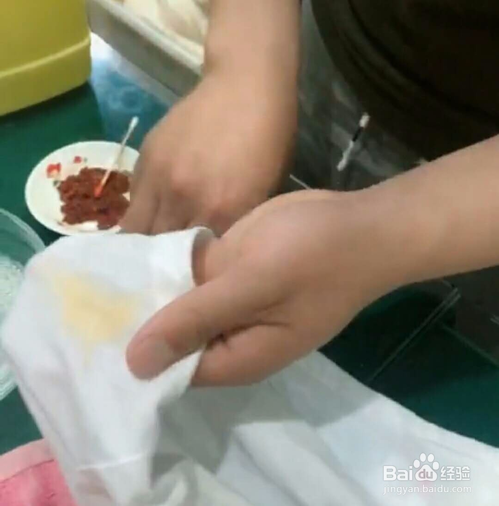 如何去除白衣服上的“辣椒油”污垢