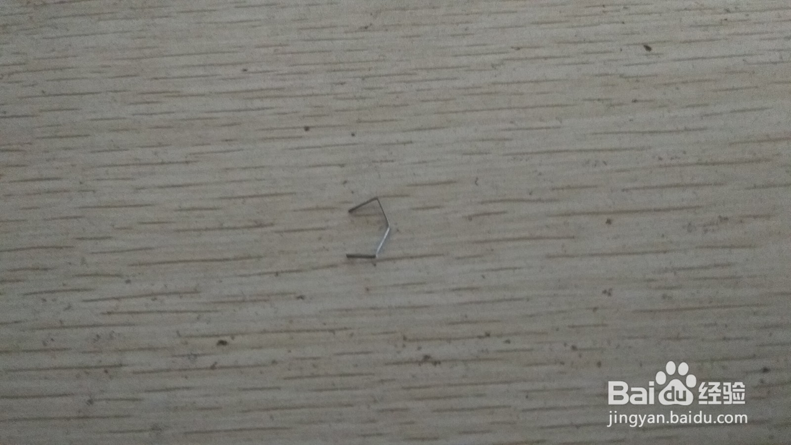 如何用一个订书钉做简易的中性笔的支架