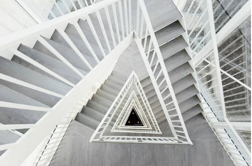 古今建筑的阶梯，他们有什么心理属性呢？模仿文中的写法介绍介绍