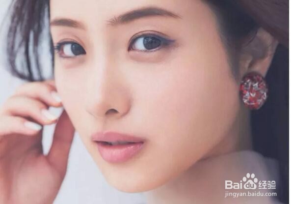 下垂眼的成因有哪些以及如何打造下垂眼妆容呢