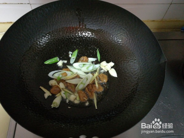 青椒鸡肉炒茶树菇的做法