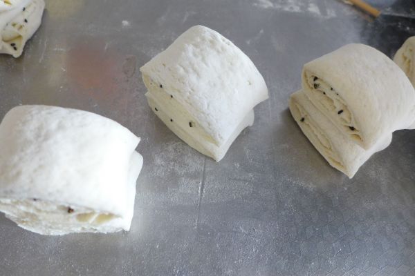 黑芝麻油盐花卷