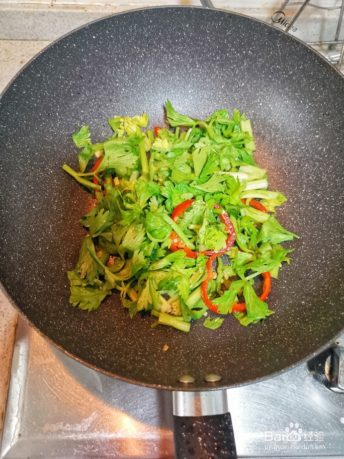 做家常菜鸡胸肉新吃法孜然芹菜彩椒炒鸡
