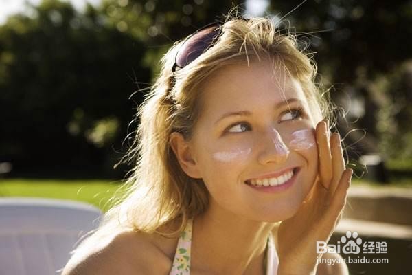 涂完防晒脸上油油的怎么办