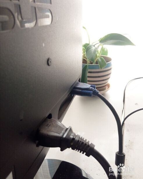 电脑显示器无信号开不了机怎么办
