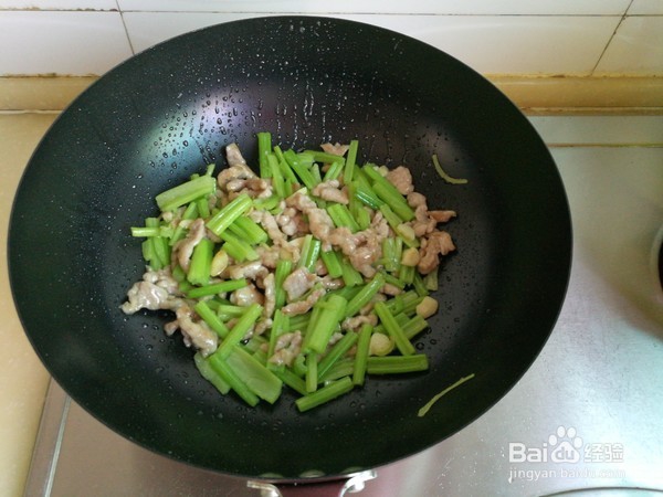 如何制作一道芹菜炒肉