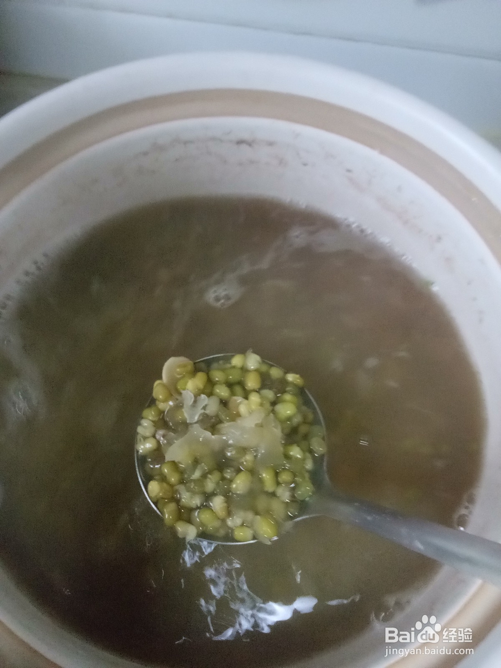砂锅绿豆银耳百合汤