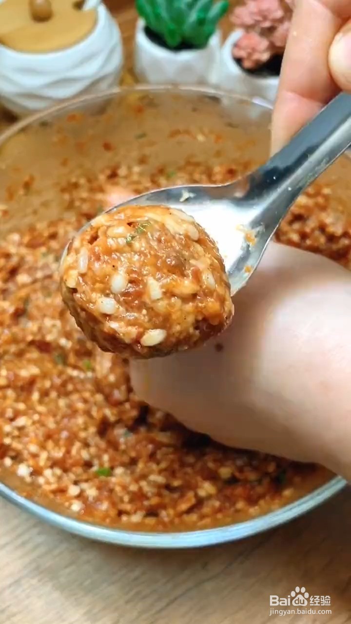 如何制作软糯鲜香的炸丸子