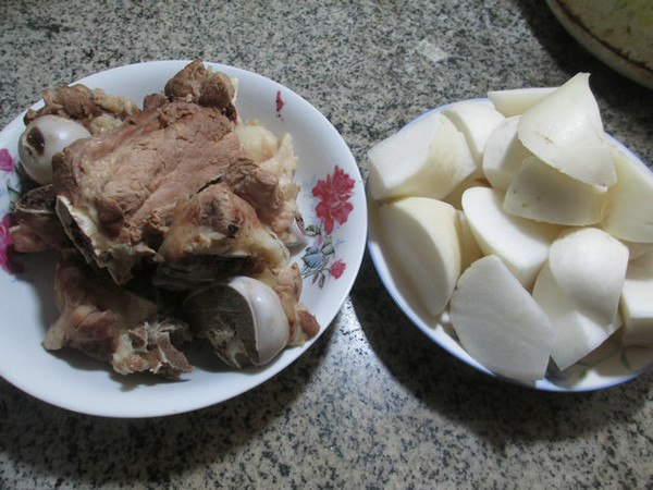萝卜筒骨汤的做法