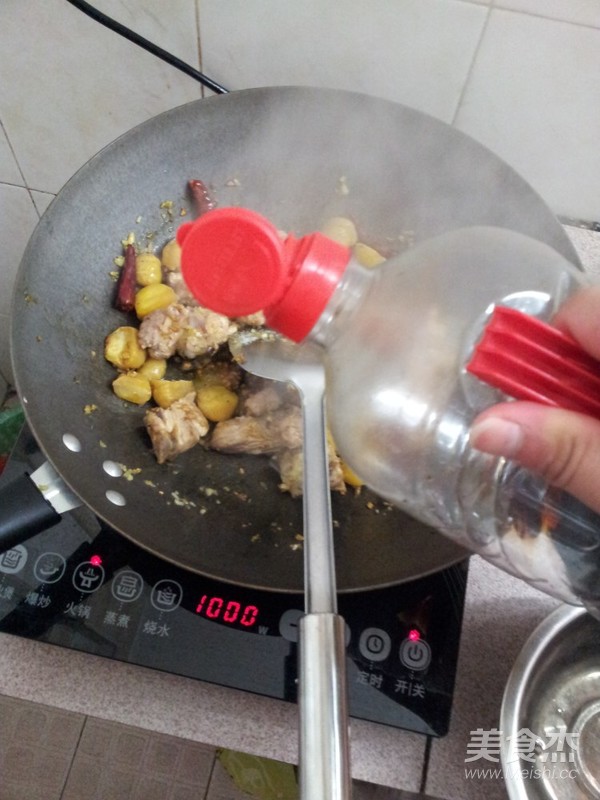 板栗焖排骨的做法