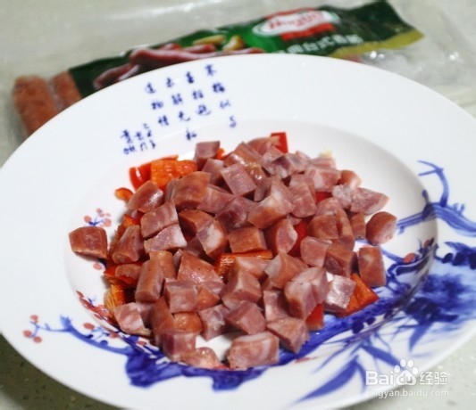 五彩缤纷的香肠炒青豆