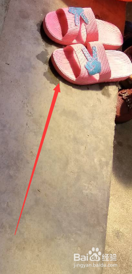 图示简单操作去除夏天拖鞋难洗的灰尘使清洗干净