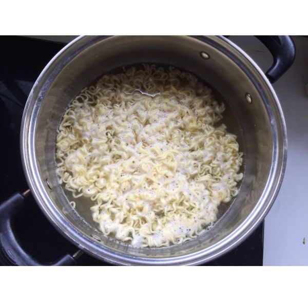 法式煎蛋配鸡丝浓缩酱汁拌面