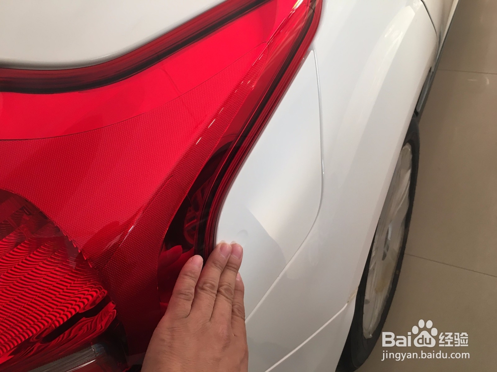 福特福克斯如何打开前机盖、后备箱、油箱盖？