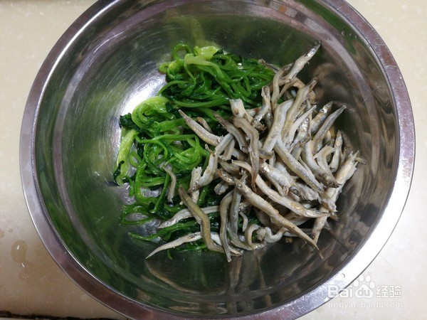 菠菜拌小鱼干