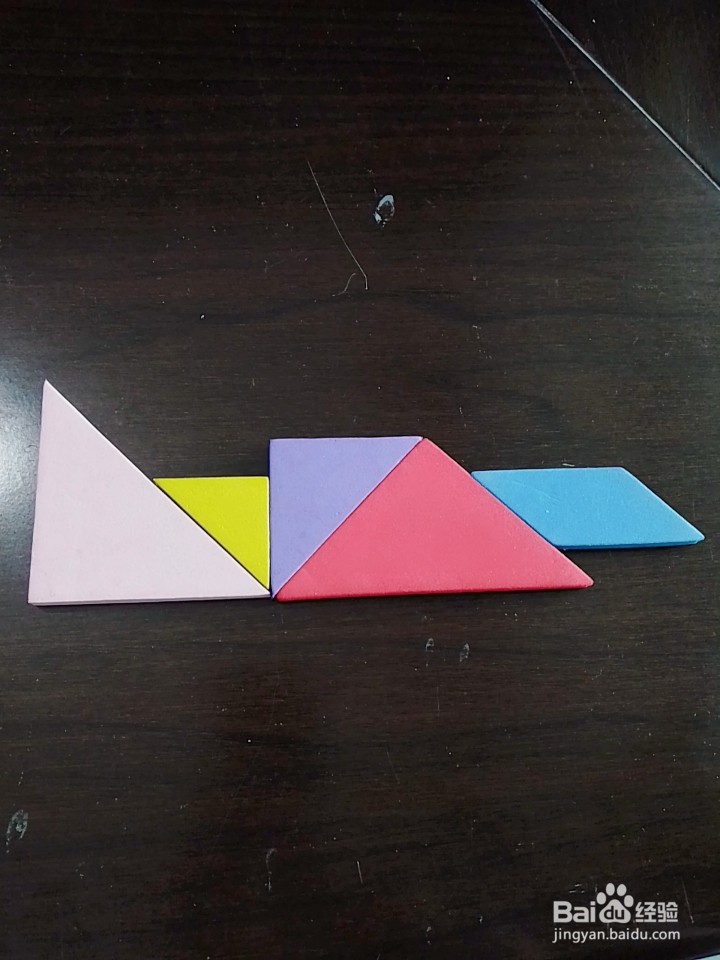 怎样用七巧板一个做仰泳示范动作的教练